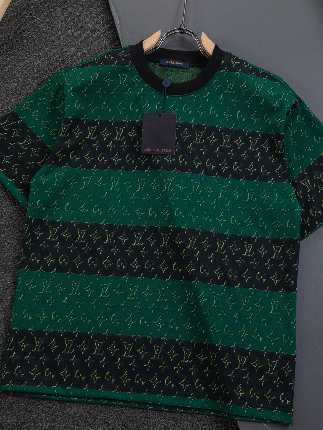 🅿️200 Louis Vuitton 1V LV lv slightly wide version S-XL LV 26ss new products are available at counters simultaneously. Multiple craftsmanship. Contrast color jacquard large stripes all over the body 🪡 embroidery. Round neck short-sleeved T-shirt, same style for men and women! Consigned to one-to-one creation. Synchronized with the official website, pure cotton fabrics at the counter! It is close to the skin and comfortable, durable and easy to wear. It has a classic and simple logo design and meticulous original craftsmanship. Short-sleeves, a must-have item for men, do not appear to be the same for the general public, but must be unique and eye-catching. This LV short-sleeve is all about quality, comfort, the same shape and fashion as always, including fabrics and cutting techniques. All of them have been made with great effort! 320 grams of washed pure cotton fabric, pure cotton is breathable, very refreshing and comfortable for daily wear. The rib knitting on the neckline is smooth and tight, and the neckline will not be skewed if you toss it at will. The loose version, you will find that it looks really good on the upper body. The overall is minimalist and neat, super versatile for daily use! Pair it casually with a pair of pants for a youthful look. A T-shirt will make your outfit crazy. It is a fashionable item that can never go wrong! Color: Black White Size: S-XL Size chart: S: Shoulder width 50-Bust 56-Length 70 M: Shoulder width 52-Bust 57-Length 72 L: Shoulder width 54-Bust 59-Length 74 XL: Shoulder width 56-Bust 62-Length 76